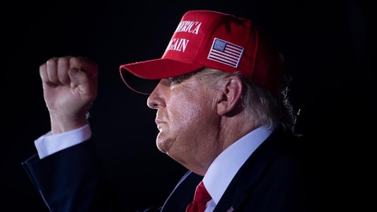 "MAGA": Trump lanzó sus nuevos sombreros en busca de fondos para intentar su vuelta a la Casa Blanca