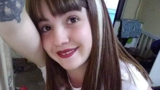 Una chica de 20 años fue a la casa de su novio y tras una discusión la hallaron colgada en el patio