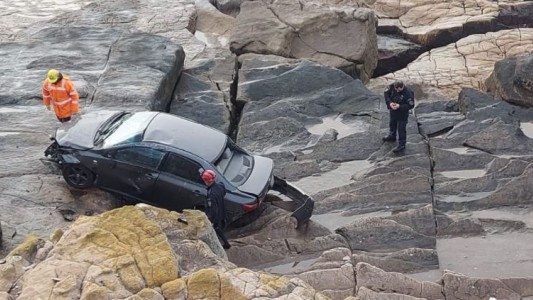 Perdió el control del auto y cayó desde un barranco en la costa de Mar del Plata