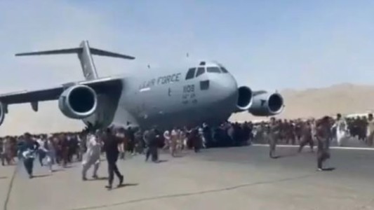 Caos en Afganistán: Miles de personas se agolpan en el aeropuerto para dejar Kabul