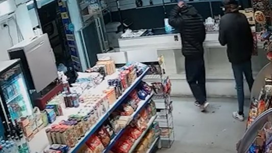 La Plata: ladrones se hicieron pasar por empleados durante un robo y atendieron a una clienta