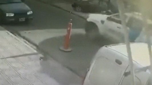 Video: le estaban robando, pasó un patrullero por delante y no se dio cuenta