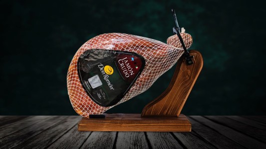 Ganate esta Súper Box que incluye un Jamón Crudo entero y muchas delicias más. Ingresa para participar!