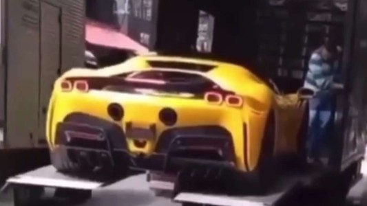 Le fueron a entregar su Ferrari de más de 1 millón de dolares y... ¡casi se la destruyen!