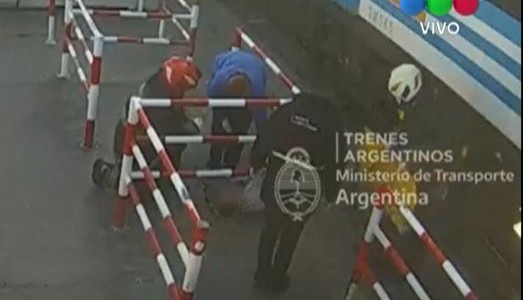 Video: Lo atropelló el tren y se salvó