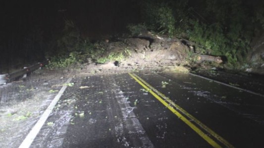 Impactante alud en Villa La Angostura sobre la ruta 40