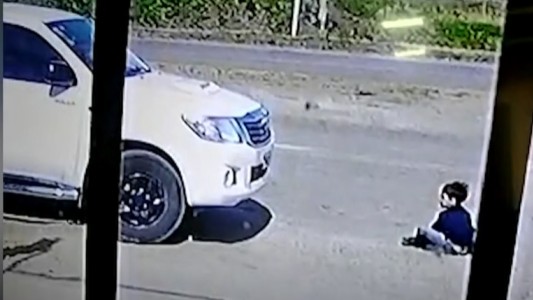Video: salía con su camioneta, se sentó un nene en la calle y le pasó por encima