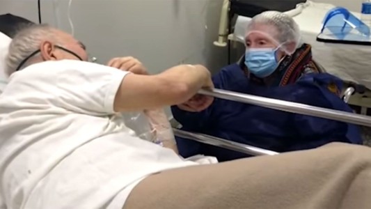 Conmovedora despedida de una pareja: tiene 87 años, con coronavirus, y pidió ver por última vez a su compañera de toda la vida