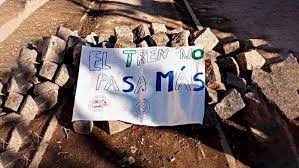 Murió una chica de 15 años atropellada por "el tren del olvido": antes llegó a salvar a su hermano de 2 años