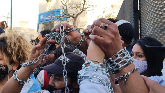Paro docente en Salta: maestros autoconvocados se encadenaron