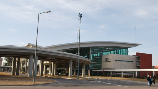 Schiaretti solicitó que el aeropuerto Ambrosio Taravella sea considerado "corredor seguro"
