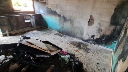 Una familia quedó sin casa tras un incendio causado por una botella de alcohol
