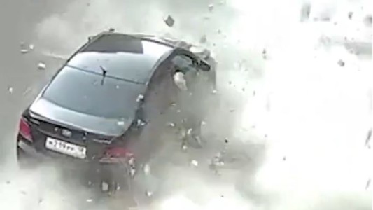 El momento en que se derrumba parte de un muro desde un piso 18