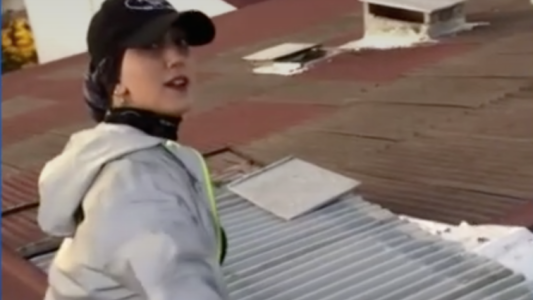 Una tiktoker cayó de una terraza mientras filmaba un video