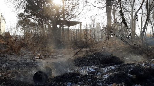 Un incendio de pastizales rodeó una casa en Chacra de la Merced