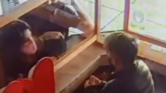 Inseguridad registrada: mientras una mujer distrae a la víctima, su cómplice le roba el celular