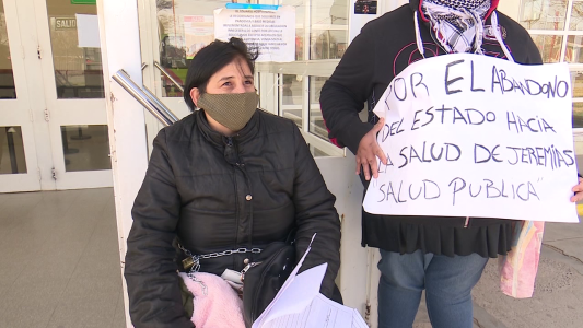 Una madre se encadeno frente al hospital para pedir por su hijo