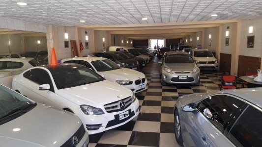 General Bustos: robaron 3 vehículos de una concesionaria