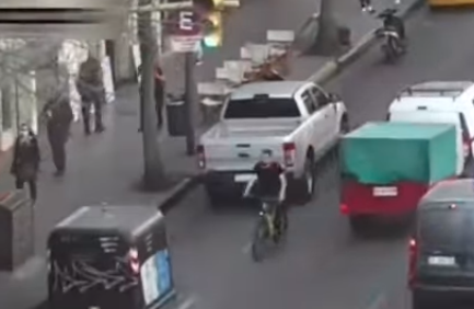 VIDEO: robó una bicicleta, escapó en contramano y lo atraparon