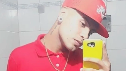 Orinó sobre una cama y una TV en una fiesta que terminó en escándalo: dos muertos en un tiroteo