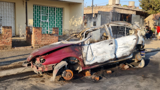 Explotó un auto en barrio Renacimiento, viviendas cercanas resultaron dañadas