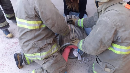 Una pequeña de tres años quedó atrapada en un filtro de camión