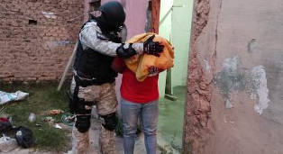 Carreras de caballos y narcomenudeo, por actividades conectadas detienen a cinco personas