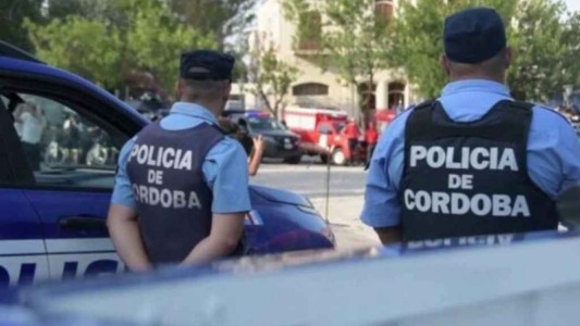 Le robaron y llamó 22 veces a la policía: cuando llegó a la comisaría "estaban viendo el partido"