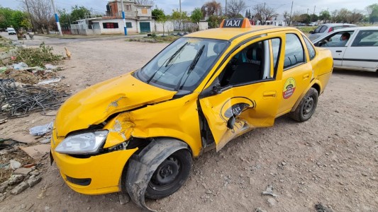 Un taxi fue arrollado por un tren en barrio Marqués Anexo
