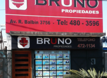 Se hicieron pasar por clientes y asaltaron una inmobiliaria: se llevaron una notebook en el pantalón