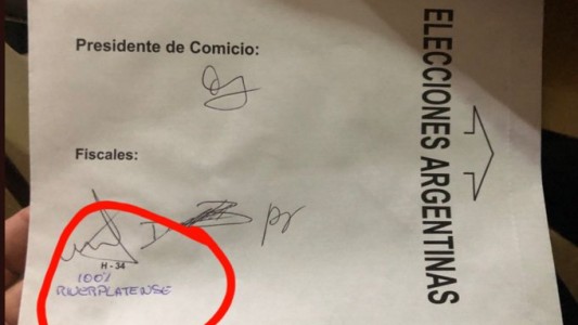La curiosa firma de un fiscal en un sobre de votación