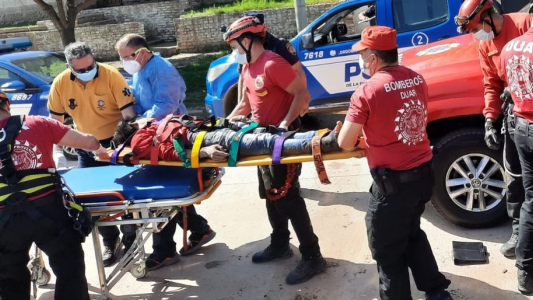 Joven resultó golpeado al caer por un barranco