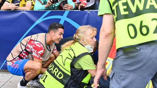 El momento en que Cristiano Ronaldo asiste a un guardia después de noquearlo de un pelotazo