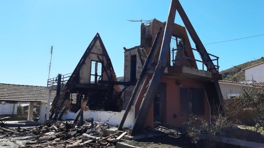 Conmoción en Carlos Paz: Reparaban el techo de su vivienda y perdió todo