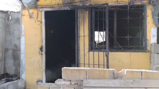Incendio acabó con la vivienda de una familia, la pareja está grave