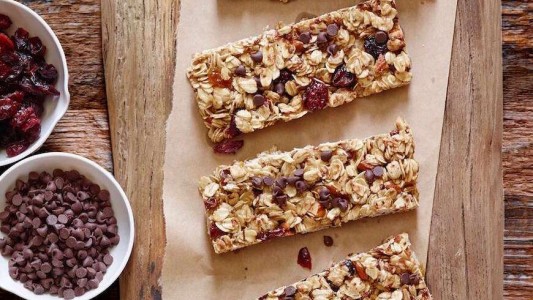 Una barra energizante, una granola y un aceite de coco, prohibidos por la ANMAT