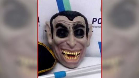 Mar del Plata: perseguía a gente con una máscara de vampiro en una plaza y fue detenido