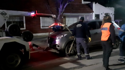 Alcoholizado, se “atrincheró” cuatro horas en su camioneta para evitar que la secuestren