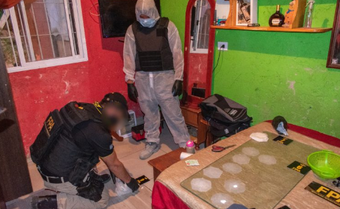 Un narcomenudista atrapado en flagrancia, un vendedor de autos era “delivery”