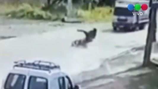 Video: Derrapó con la moto, cayó y un camión lo pasó por encima
