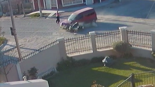 Iba en su moto y fue atropellada: en vez de ayudarla, un vecino le robó