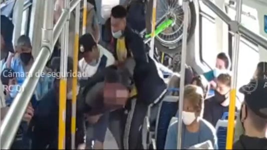 Intentó robar una mochila en el tren y lo detuvieron los pasajeros
