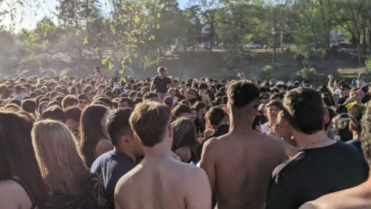 Miles de jóvenes se reunieron para festejar la Primavera. No hubo distanciamiento social ni uso de barbijo.