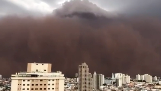 Impresionante tormenta de polvo oscurece el cielo en Brasil