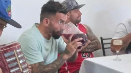 Con ofertas de Brasil y México, Tevez se mostró a puro chamamé en Santiago del Estero