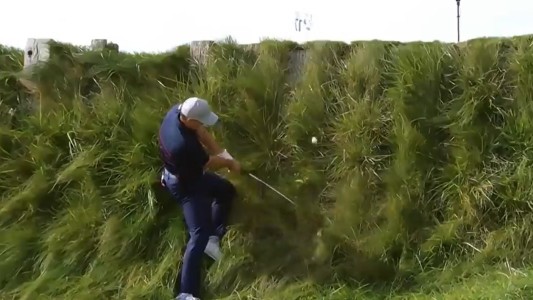 Logra un tiro de golf imposible y casi termina en el agua