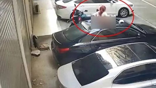Video: Mujer cae sobre el auto de su vecino desde el balcón donde ¡tenía relaciones sexuales!