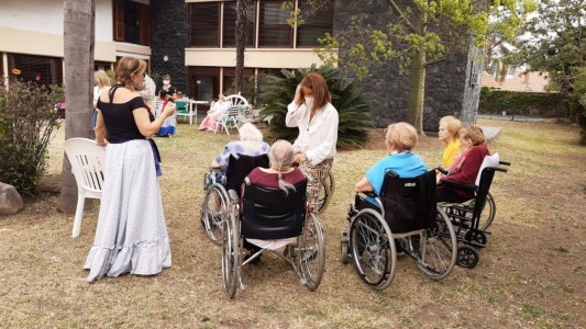 Flexibilizaciones: Desde el viernes vuelven los abrazos presenciales en los geriátricos