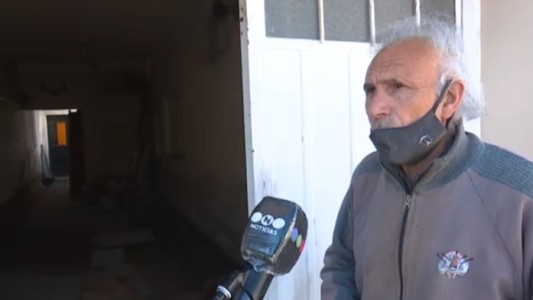 El drama de convivir con el mal olor: se le rebalsan líquidos cloacales dentro de su casa