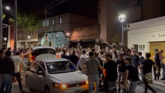 Córdoba: un bar cerró a las 3 am y los clientes siguieron la fiesta en la calle